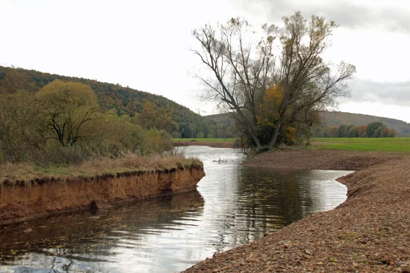 Auf einem längeren Abschnitt sind die Bauarbeiten bereits abgeschlossen und die Lahn kann sich nun ihren eigenen Weg suchen (Foto: Heiko Krause, i.A.d. Stadt Marburg).
